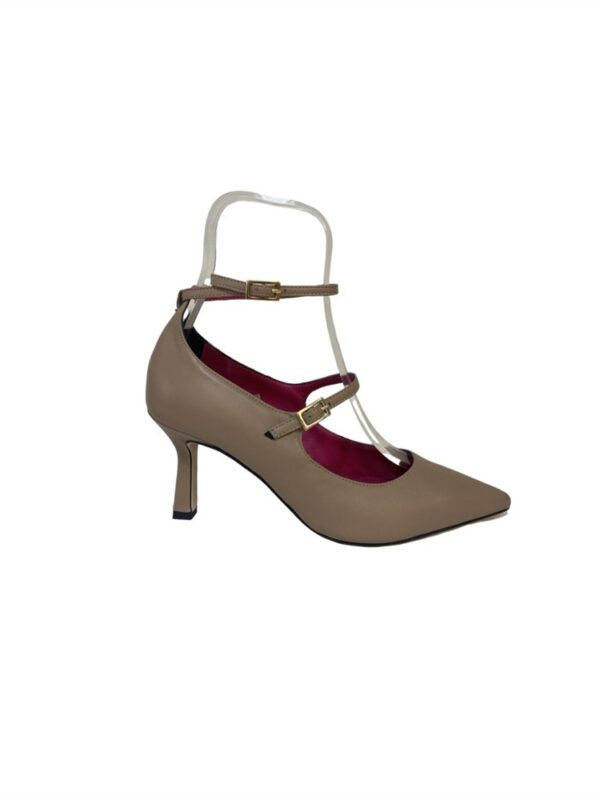 <p>
Decolleté in pelle con doppio braccialetto
</p>Andrea Pinto