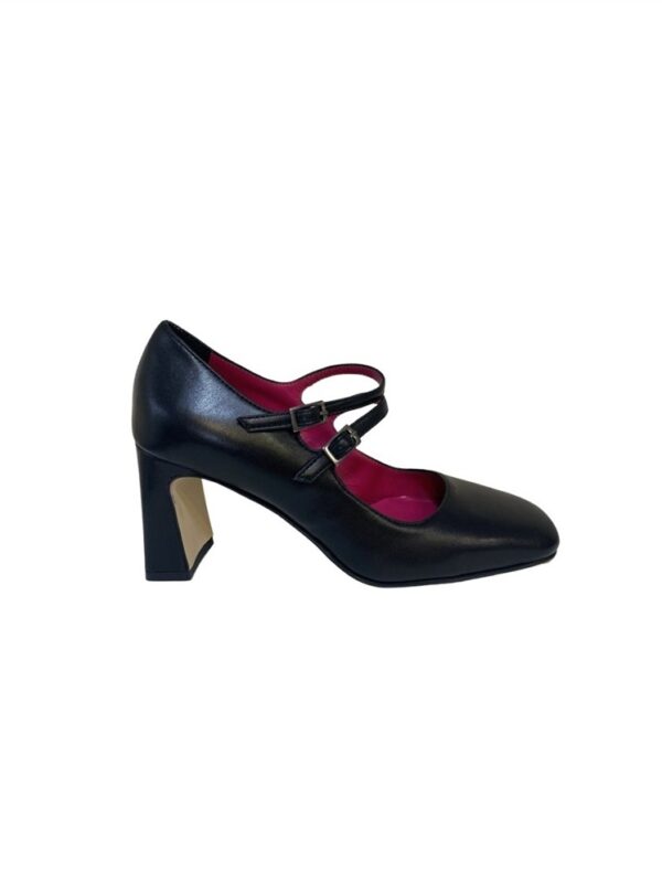 <p>
Mary Jane a punta quadra con tacco 7 cm
</p>Andrea Pinto