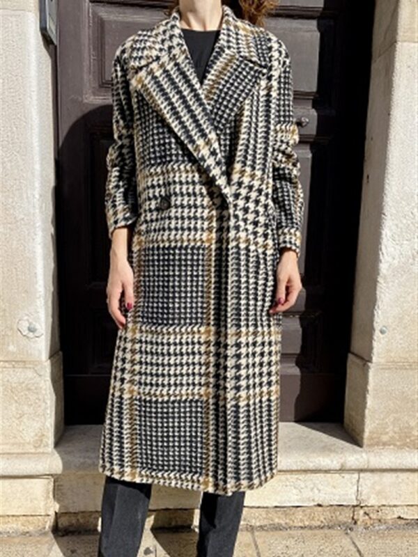 <p>
  Cappotto in pied de poule con elastico sul retro della vita
</p>Dixie