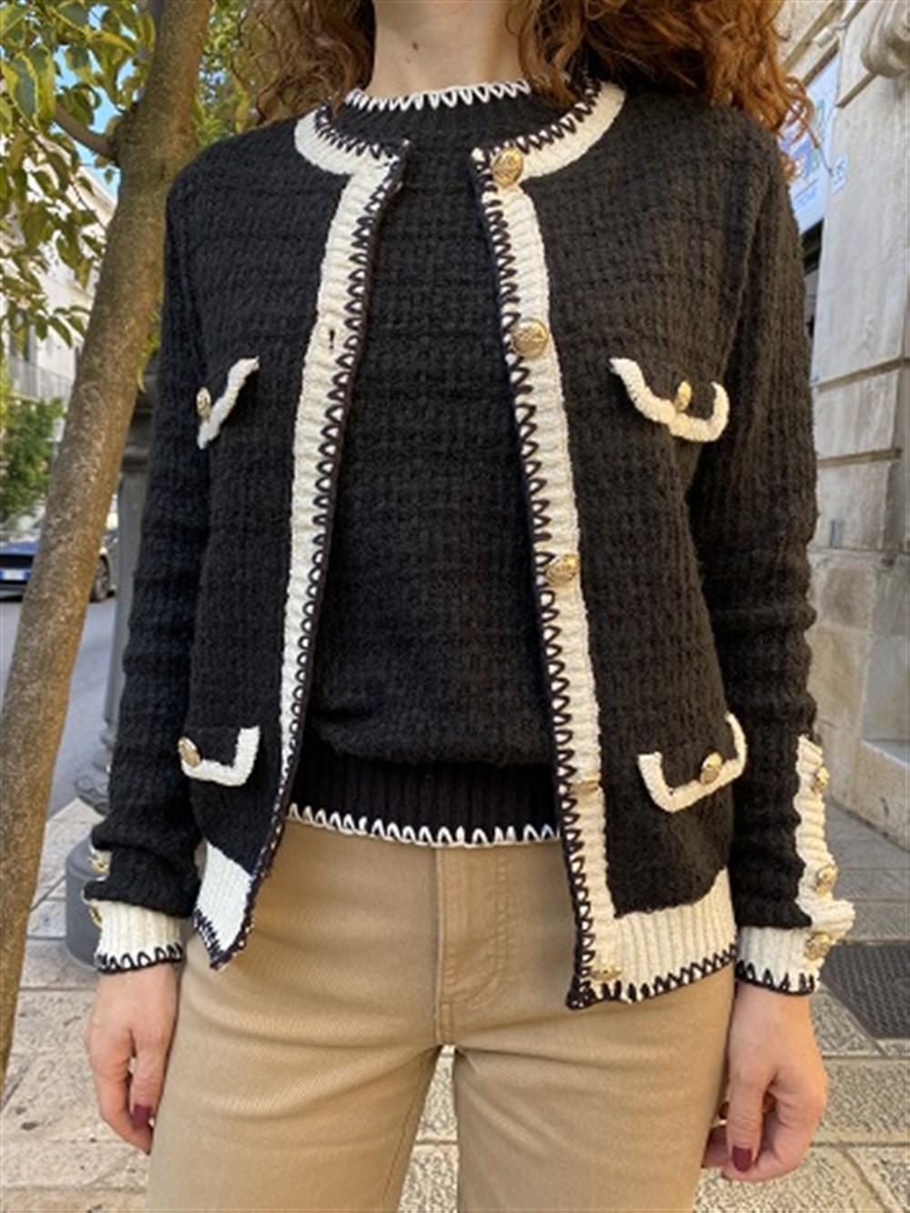 <p>
  Cardigan bicolore con bottoni oro
</p>Silvian Heach