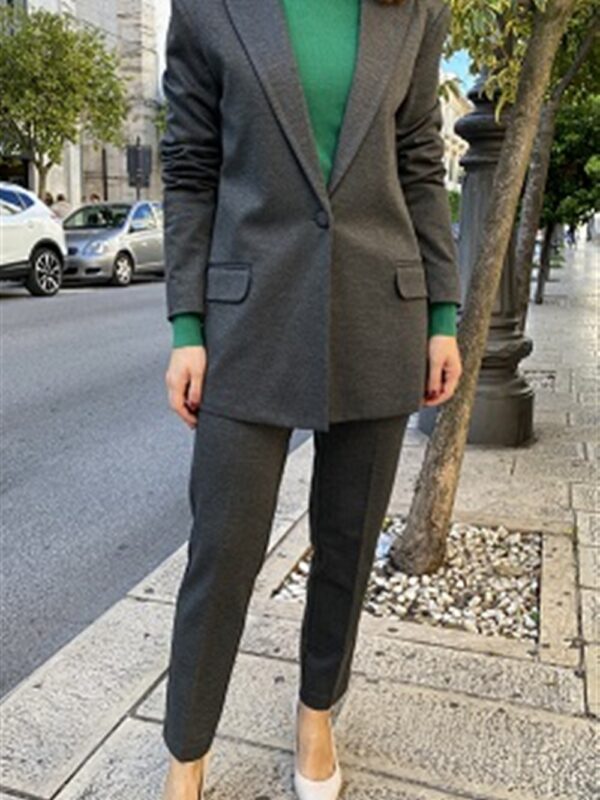 <p>
  Tailleur con giacca monopetto e pantalone a sigaretta in tessuto melange
</p>Silvian Heach