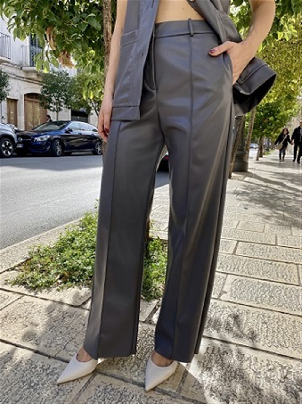 <p>
  Pantalone a gamba dritta in ecopelle
</p>Tolérance