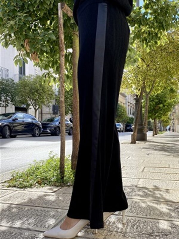 <p>
  Pantalone in maglia a coste con bande laterali in tessuto a contrasto
</p>Tolérance