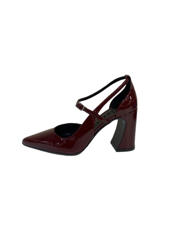 <p>
Decolleté in vernice con apertura, braccialetto diagonale e tacco 7 cm
</p>Albano