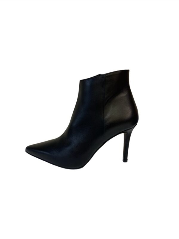 <p>
  Tronchetto a punta con tacco a spillo di 7,5 cm
</p>Albano