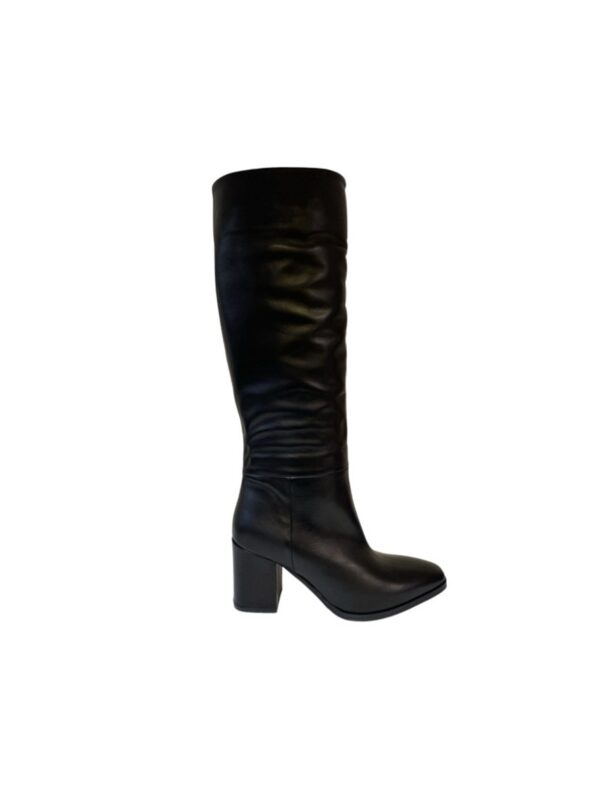 <p>
  Stivale a punta semi-quadra con tacco di 6,5 cm
</p>Albano