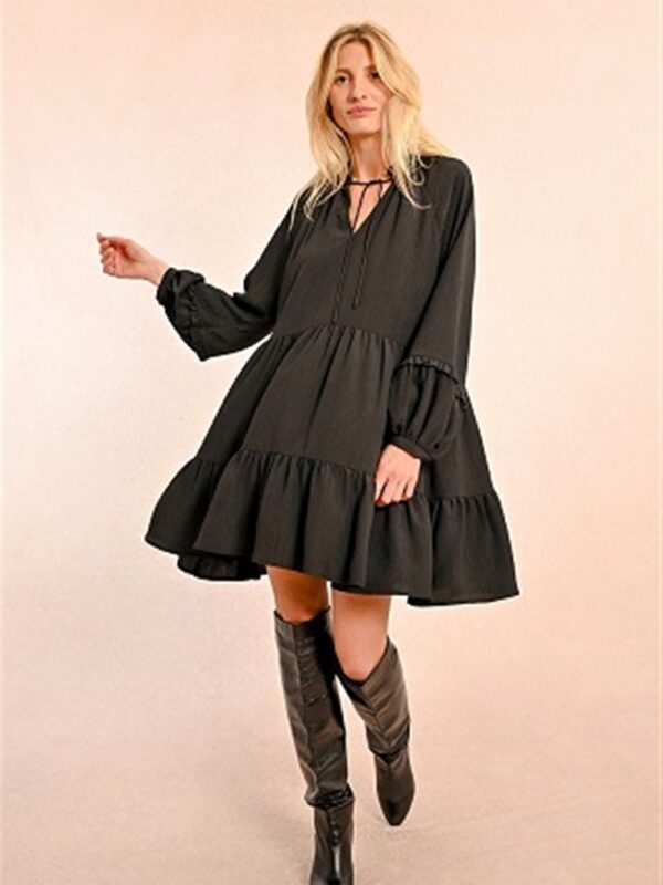 <p>
  Abito corto ampio con balze
</p>Molly Bracken