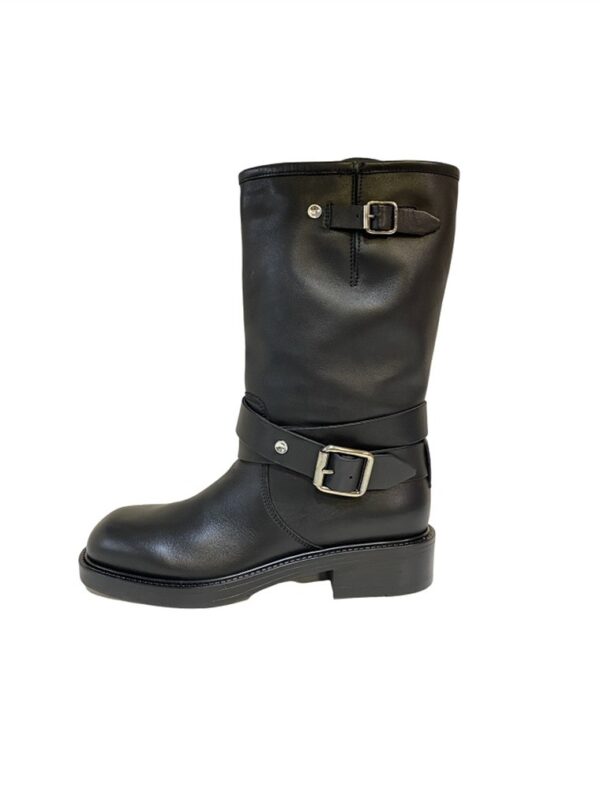 <p>
Biker in pelle a punta quadrata
</p>Carmens