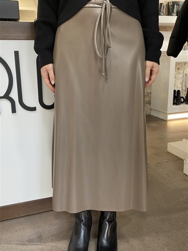 <p>
  Gonna midi in ecopelle
</p>H2o