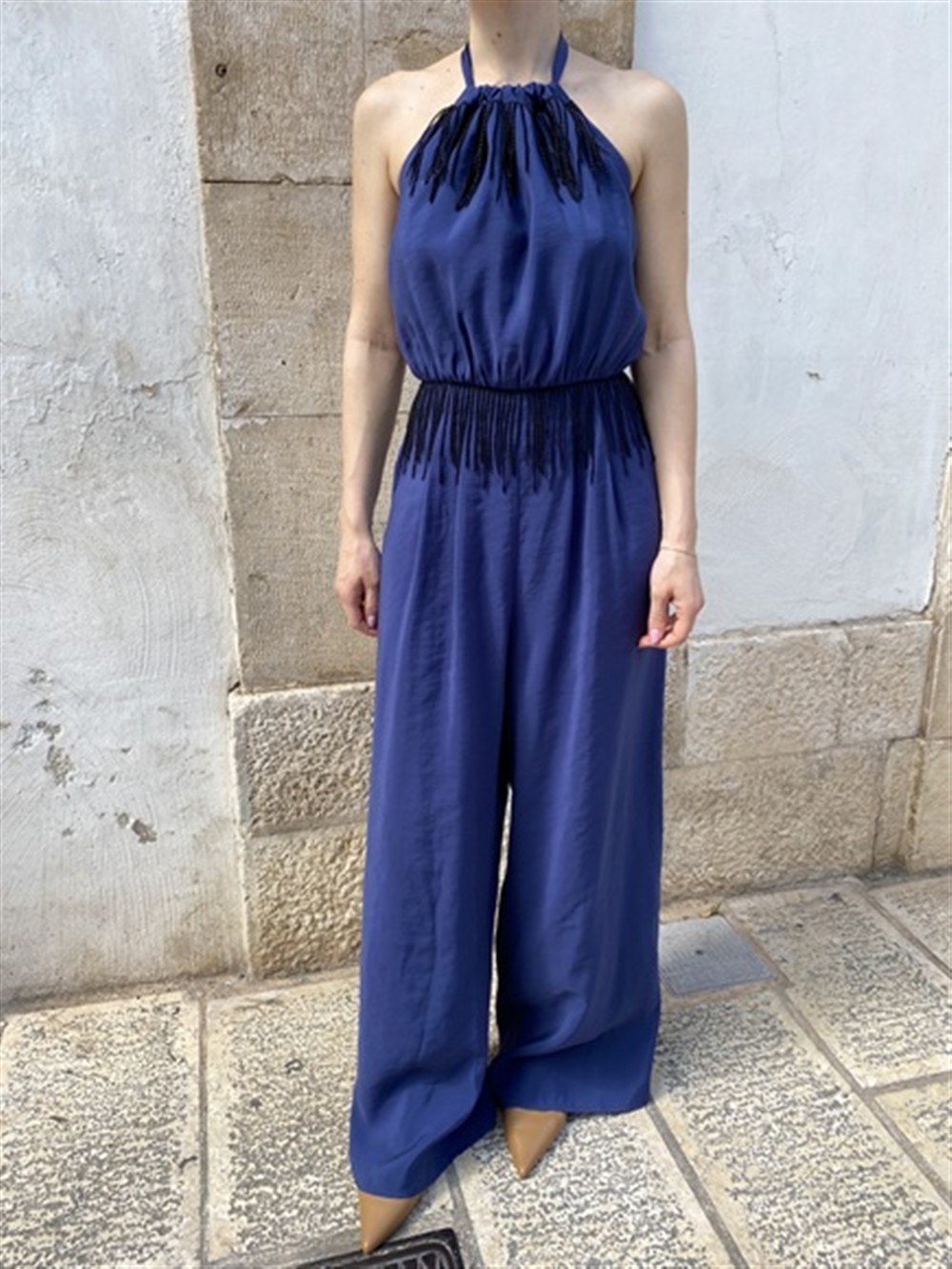 <p>
  Tuta con scollo all'americana e frange lungo lo scollo ed il cinto
</p>Tolérance