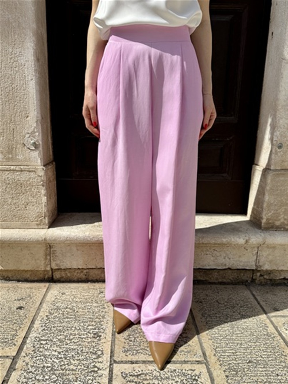 <p>
  Pantalone ampio con pences ed elastico sul retro del cinto barbie
</p>H2o