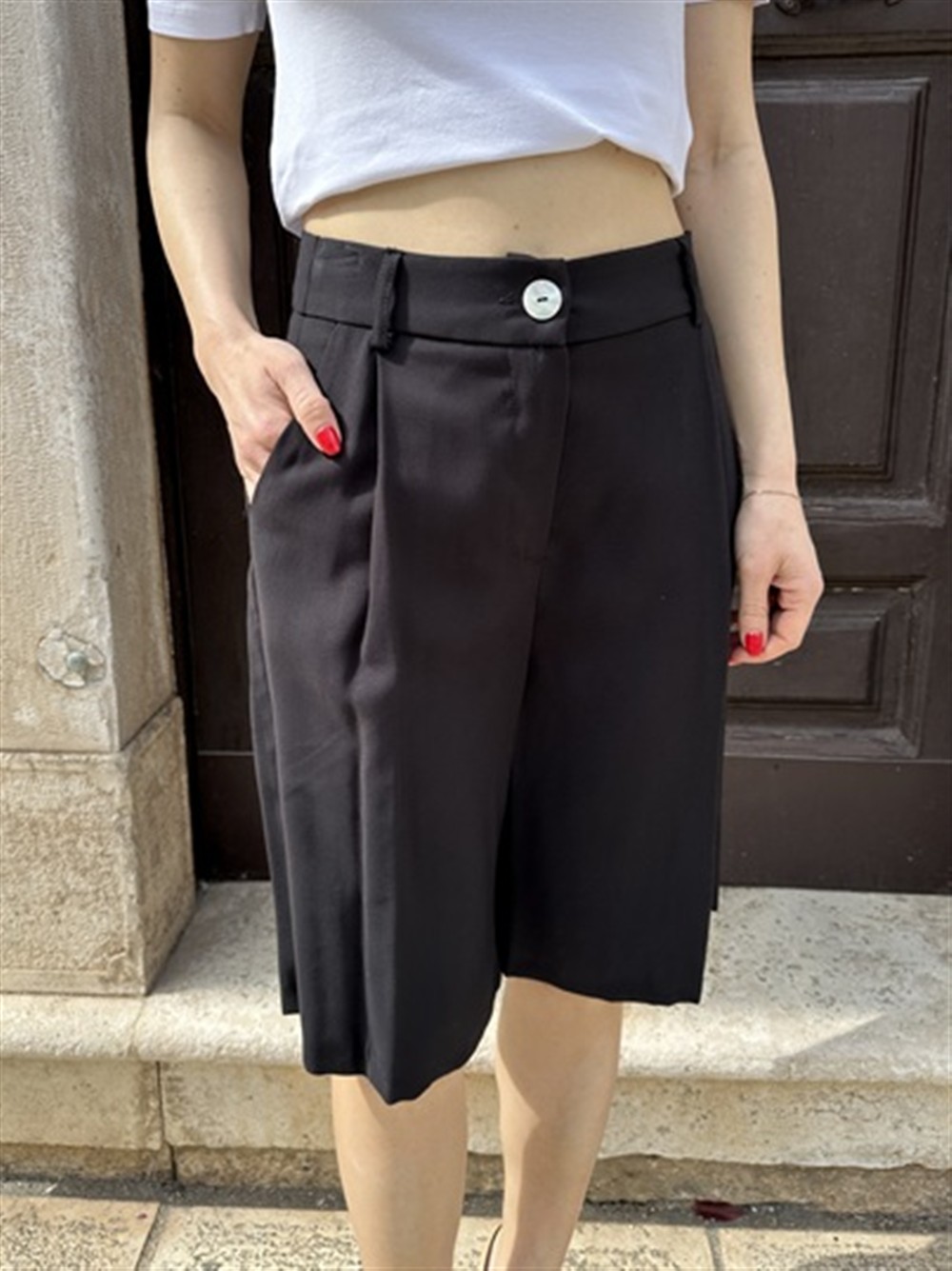 <p>
  Bermuda con pences nero
</p>H2o