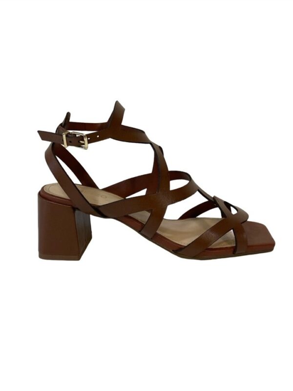 <p>
  Sandalo a punta quadra con tacco largo di 5 cm marrone
</p>Arezzo