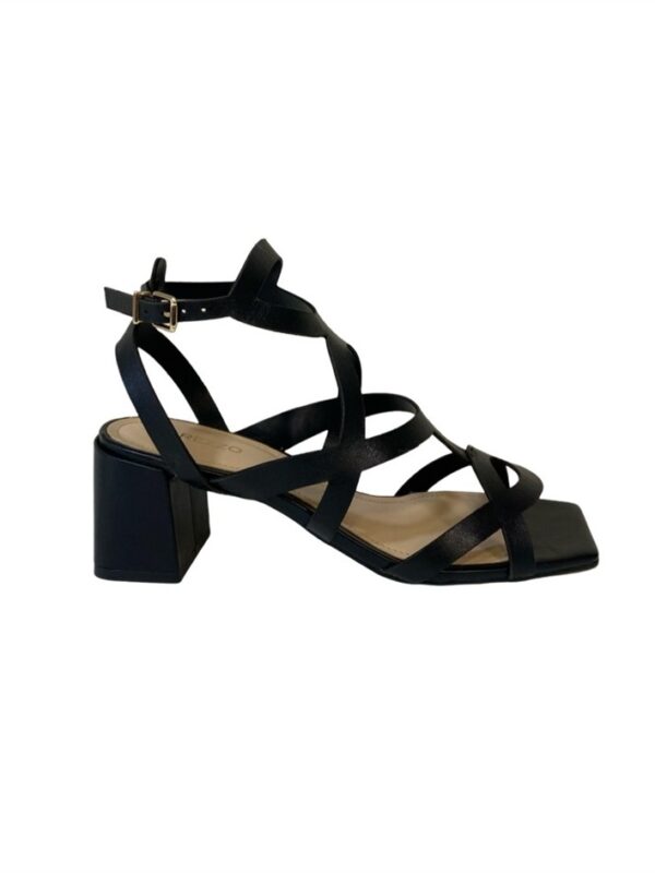 <p>
  Sandalo a punta quadra con tacco largo di 5 cm nero 
</p>Arezzo