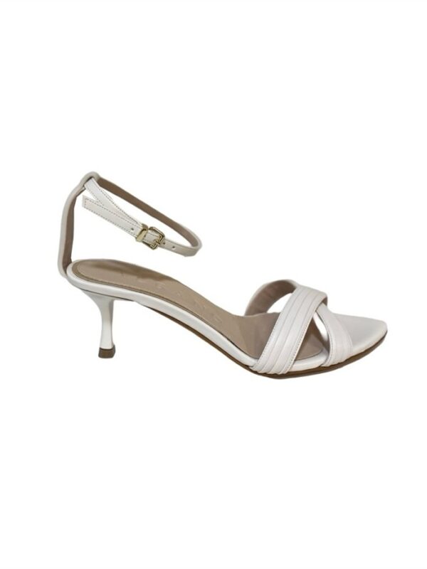 <p>
  Sandalo a punta con fascia incrociata plissé, braccialetto e tacco di 6 cm avorio
</p>Albano