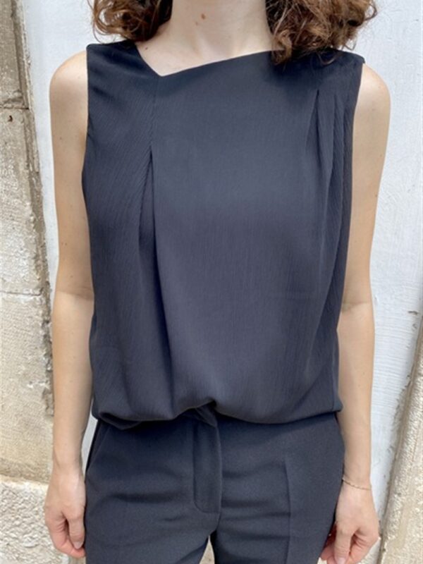 <p>
  Top con scollatura asimmetrica e scollo morbido posteriore nero
</p>Leisheelle