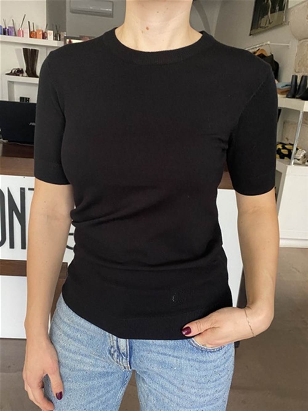 <p>
  Maglioncino basic paricollo mezza manica BLACK
</p>Silvian Heach