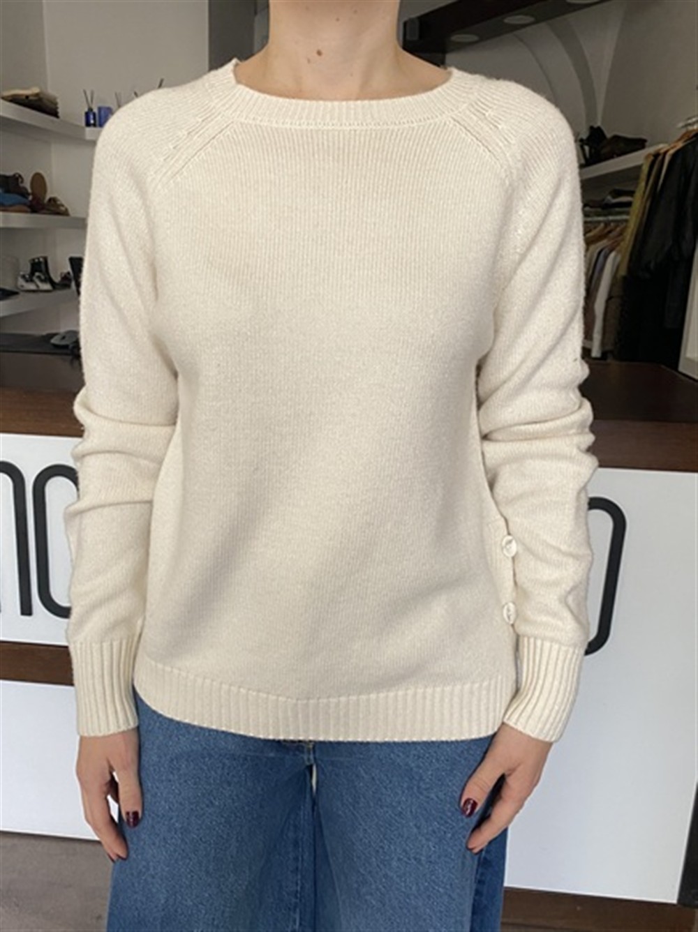 <p>
  Maglioncino a scatola ottoni sul lato sinistro CHALK
</p>Silvian Heach