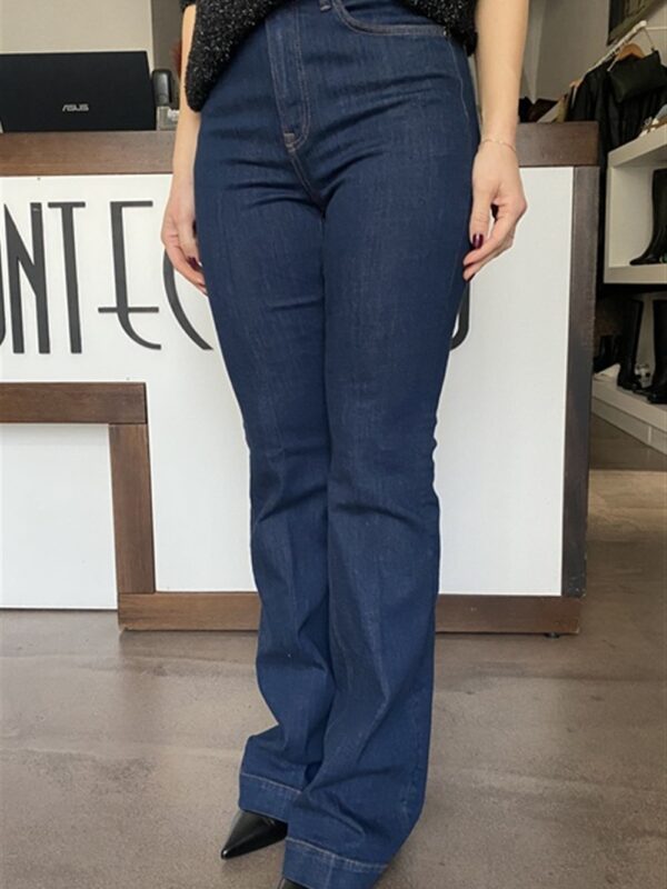 <p>
  Jeans a zampa
</p>Silvian Heach