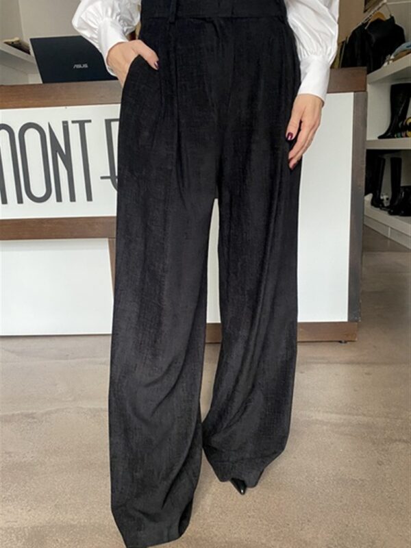 <p>
  Pantalone gamba dritta con pences in velluto morbido
</p>Dixie