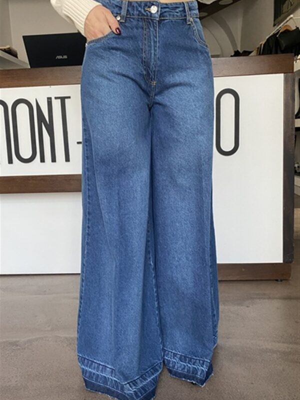 <p>
  Jeans modello palazzo dalla gamba molto ampia
</p>Silvian Heach