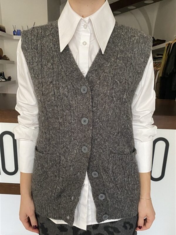 <p>
  Gilet in maglia a trecce con tasce frontali
</p>Silvian Heach