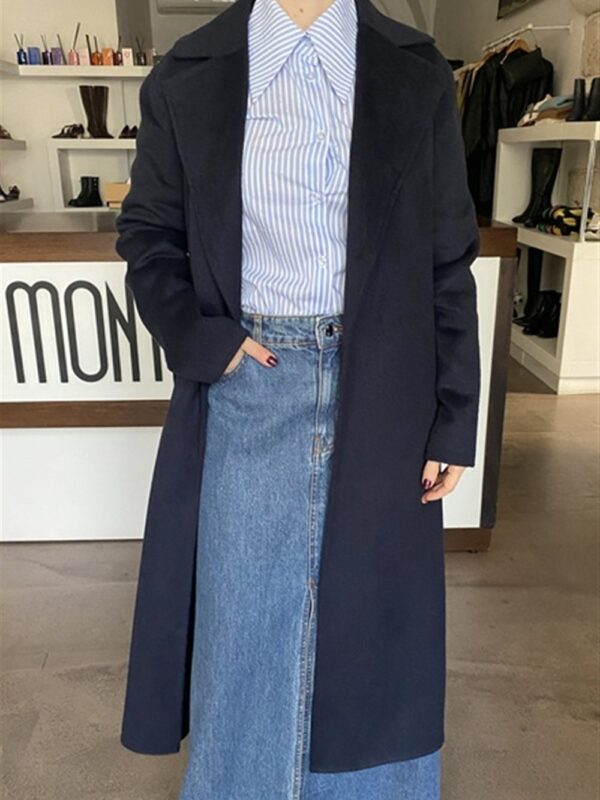 <p>
  Cappotto lungo con cintura BLUE DARK
</p>Silvian Heach