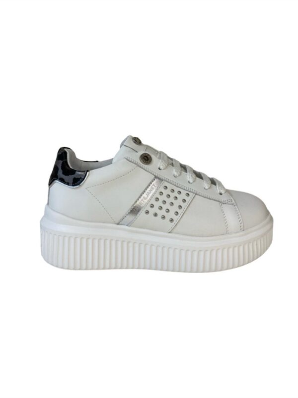 <p>
  Sneakers con zeppa di 7 cm, riporto animalier e borchie
</p>Janet & Janet