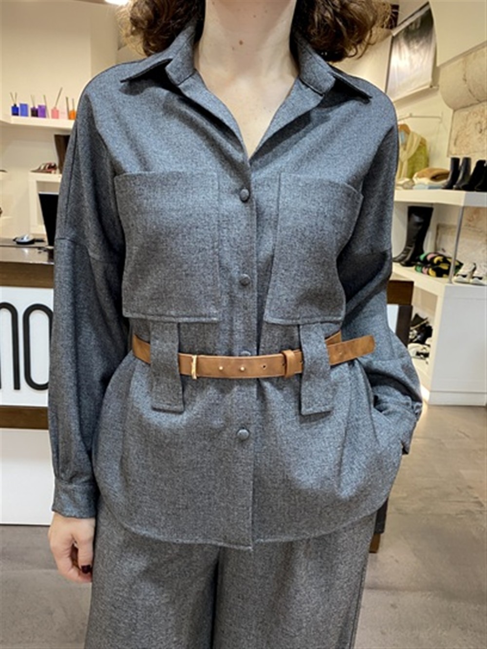 <p>
  Camicia in tessuto puntinato con cintura
</p>Tolérance