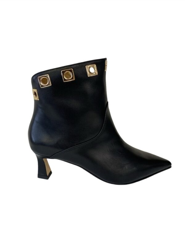 <p>
  Tronchetto con tacco 5 cm ed applicazioni
</p>Andrea Pinto