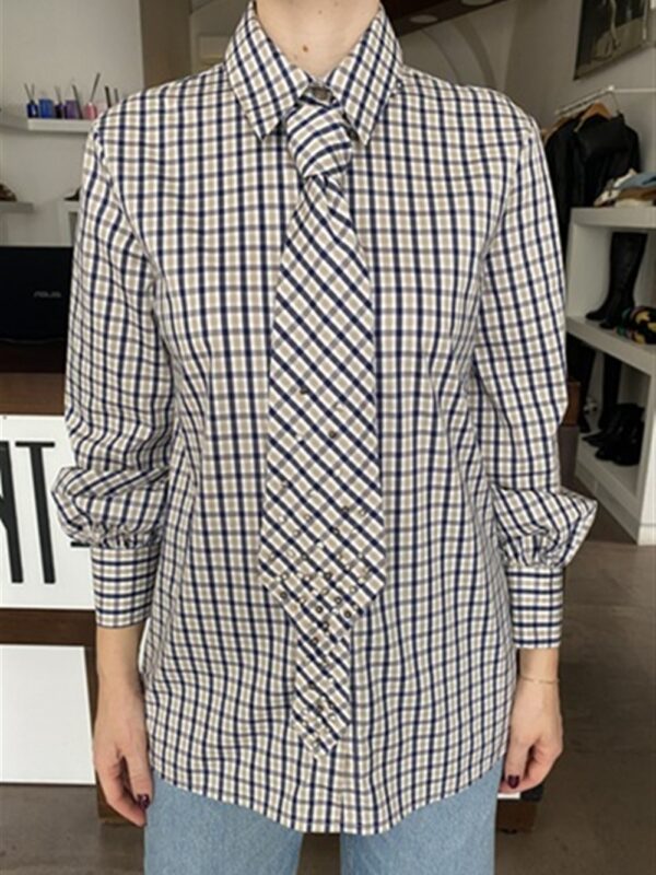 <p>
  Camicia a quadretti con cravatta
</p>Dixie