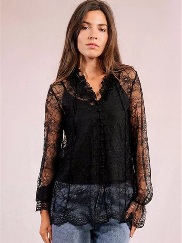 <p>
  Camicia in pizzo con top incluso
</p>Molly Bracken