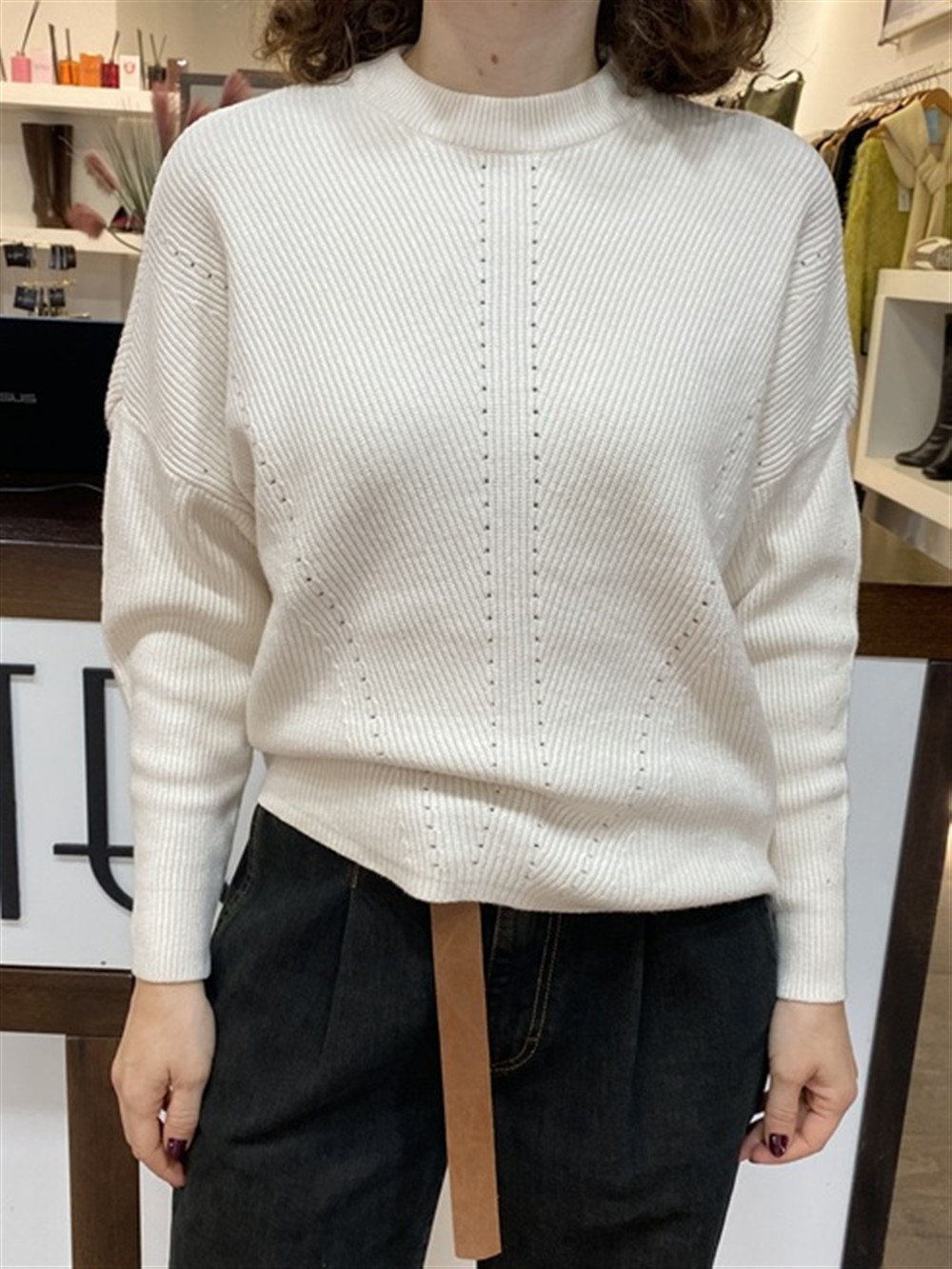 <p>
  Maglioncino ampio a coste LATTE
</p>H2o