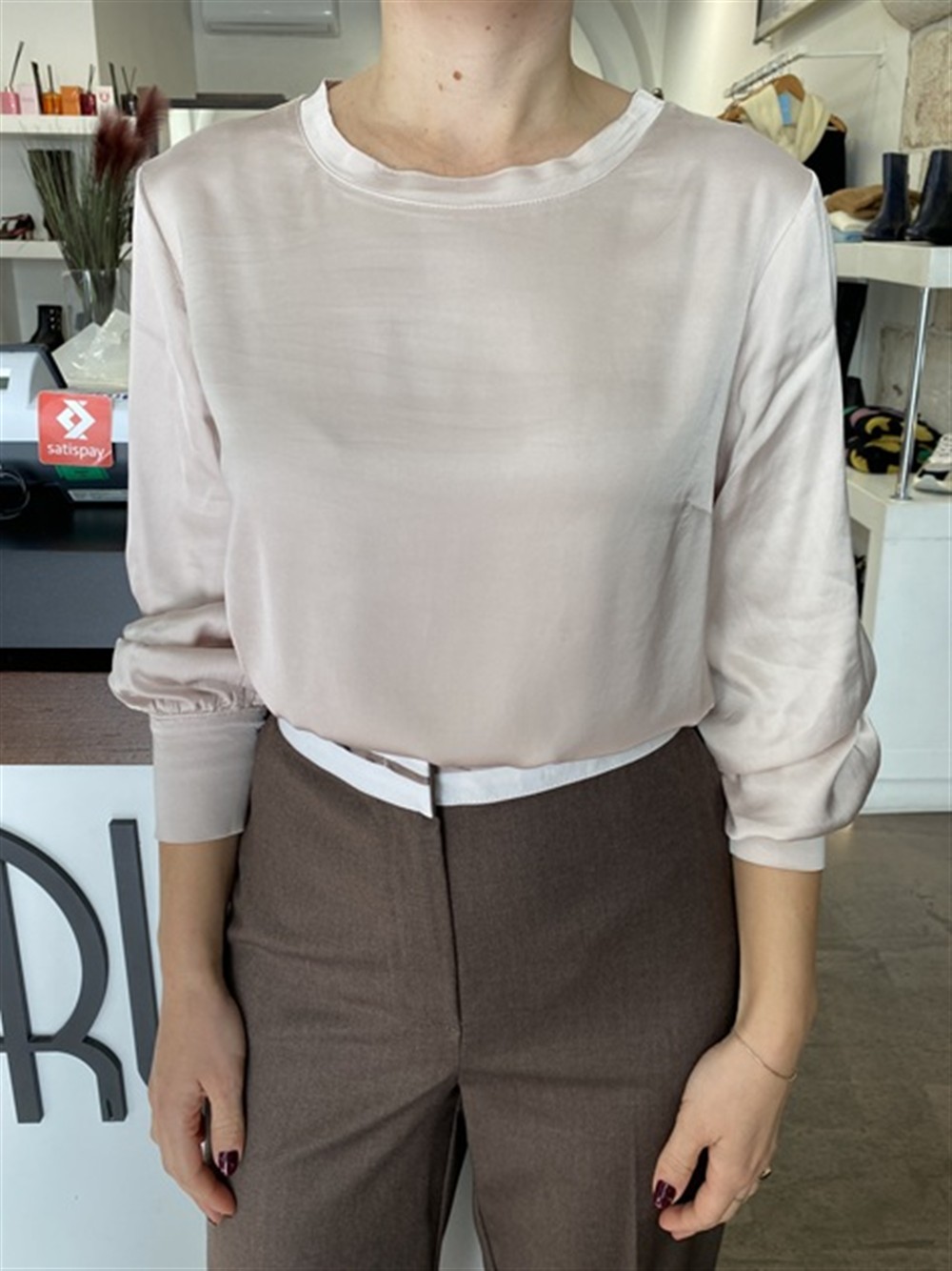 <p>
  Blusa in satin a manica lunga LATTE
</p>H2o