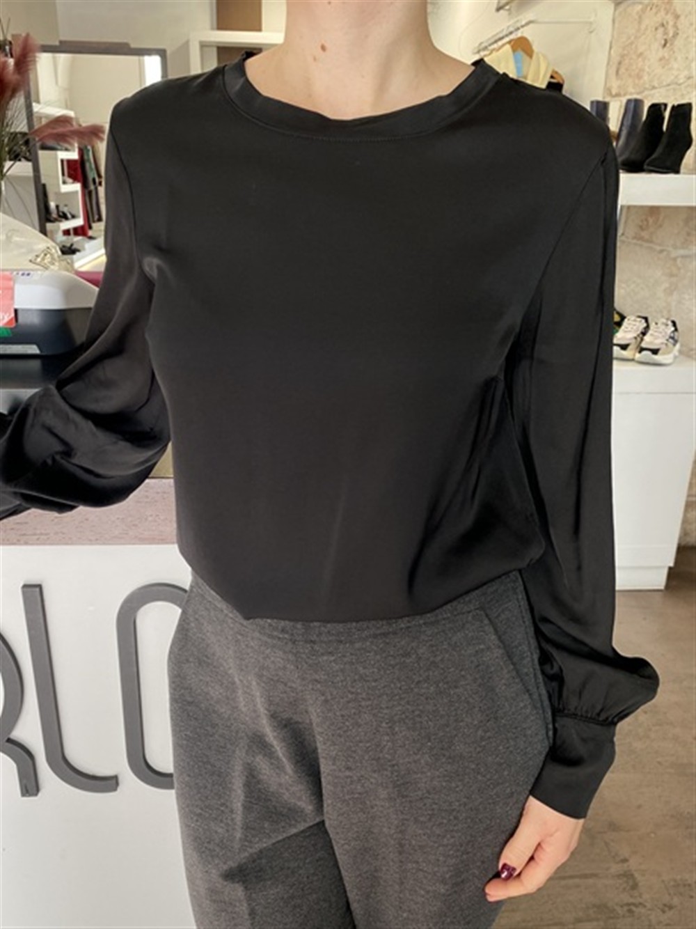 <p>
  Blusa in satin a manica lunga NERO
</p>H2o