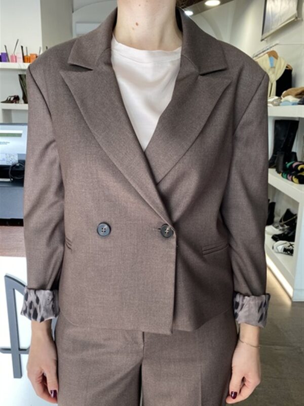 <p>
  Giacca corta doppiopetto con fodera stampa animalier
</p>H2o