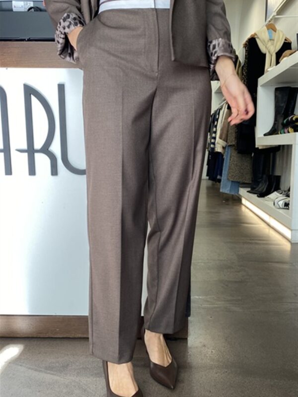 <p>
  Pantalone regular con cinto a contrasto
</p>H2o