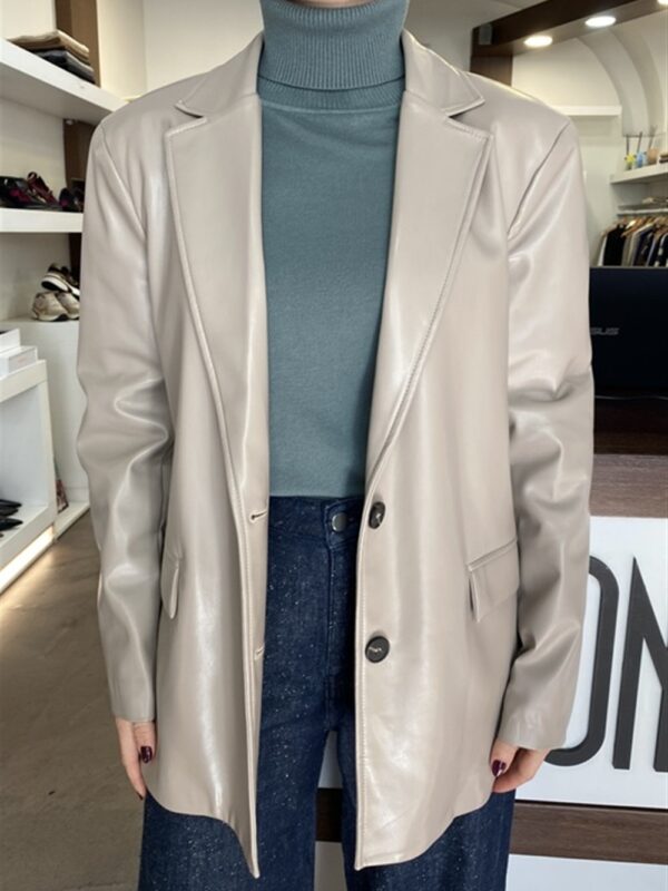 <p>
  Giacca monopetto in ecopelle
</p>H2o