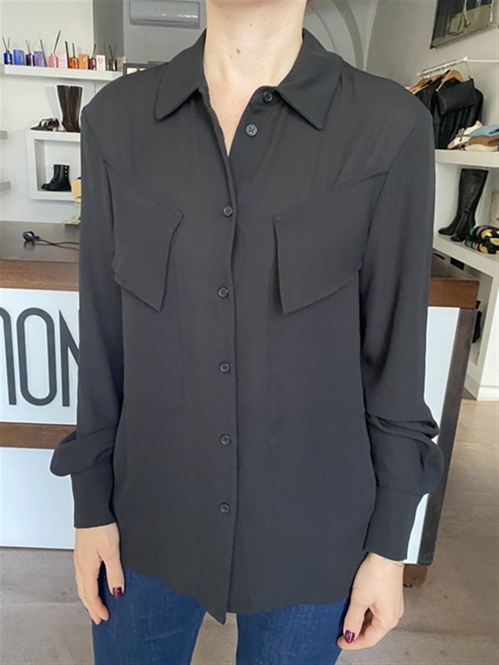 <p>
  Camicia con tasconi asimmetrici frontali BLACK 
</p>Silvian Heach