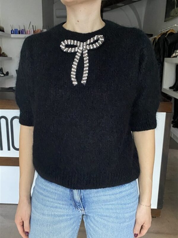 <p>
  Maglioncino mezza manica con spilla NERO
</p>Dixie