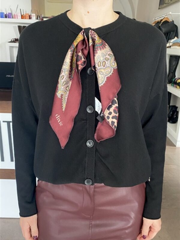 <p>
  Cardigan con foulard incluso e removiblie
</p>Dixie