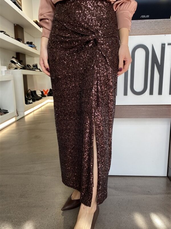 <p>
  Gonna lunga in paillettes con drappeggio e spacco BURGUNDY
</p>H2o