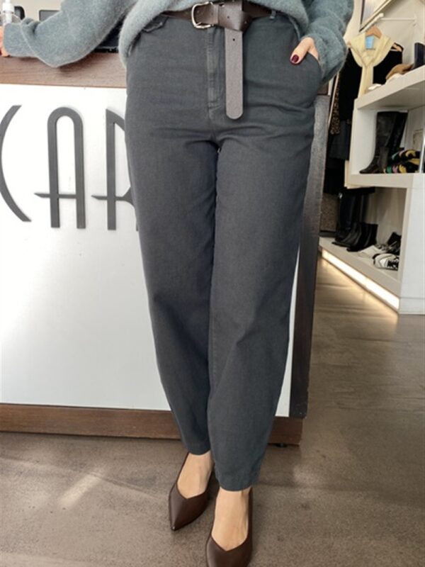 <p>
  Pantalone modello carrot fit con cintura
</p>H2o