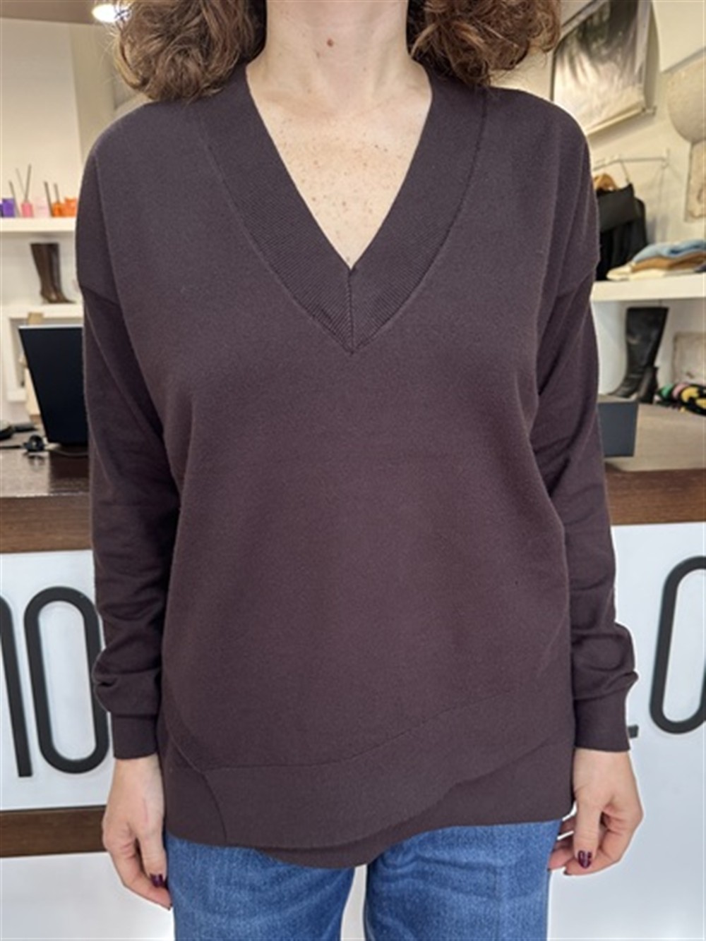 <p>
  Maglioncino con scollo a v ed asimmetrie COFFEE GROUND
</p>Silvian Heach