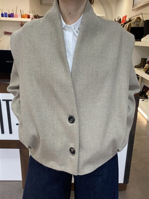 <p>
  Cappotto corto effetto spalline
</p>Dixie