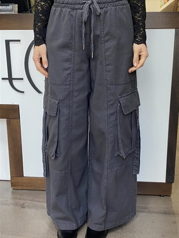 <p>
  Pantalone cargo con elastico in vita
</p>Kontatto