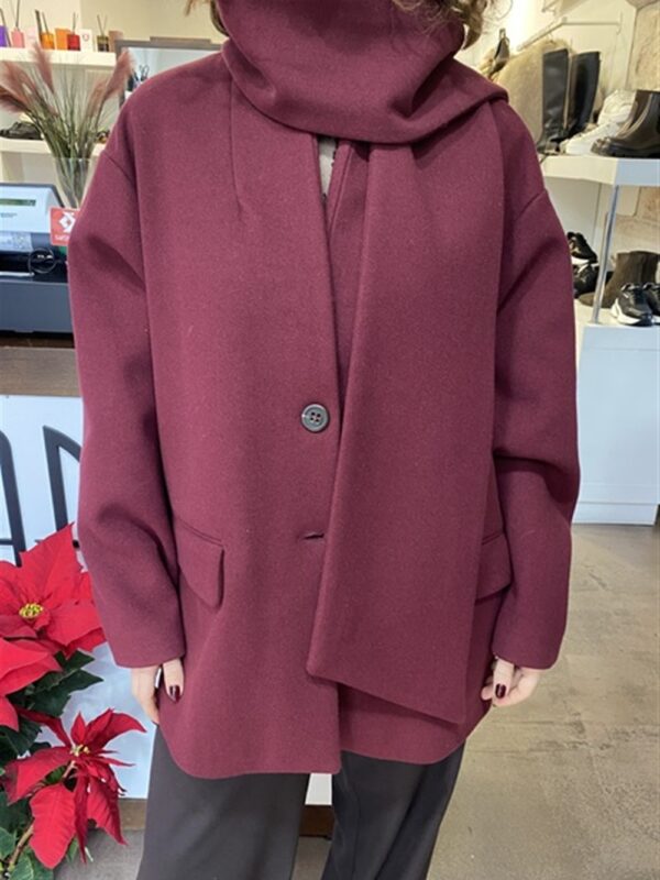 <p>
  Cappotto media lunghezza con sciarpa inclusa
</p>H2o