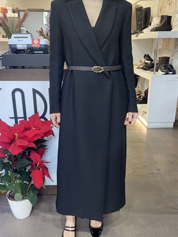 <p>
  Cappotto lungo con bottone nascosto e cintina inclusa
</p>H2o