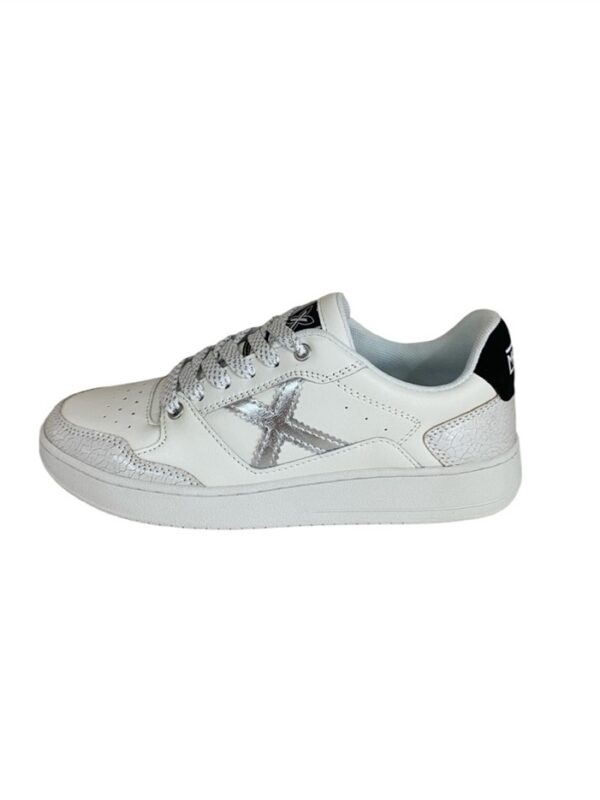 <p>
  Sneakers donna modello LEGIT WNM 110 
</p>Munich