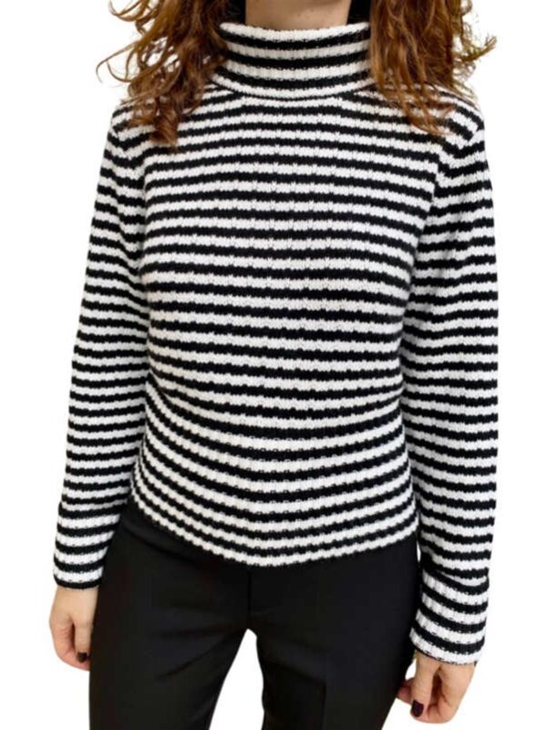 <p>
  Dolcevita a righe con scollo a vulcano
</p>Silvian Heach